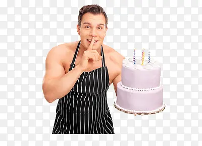 一男子举着蛋糕