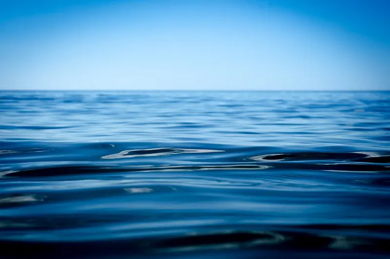 蓝色海水表面海报背景
