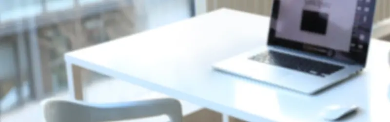 白色桌子电脑海报