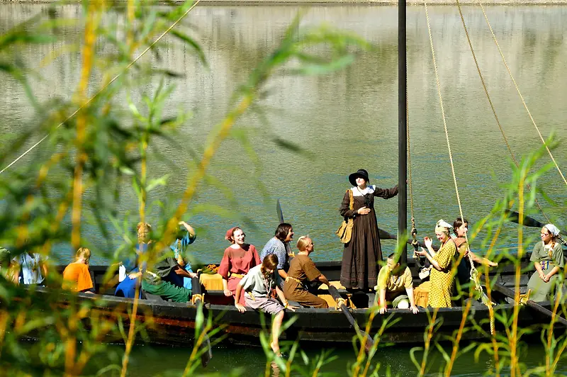 人物乘船在湖面上