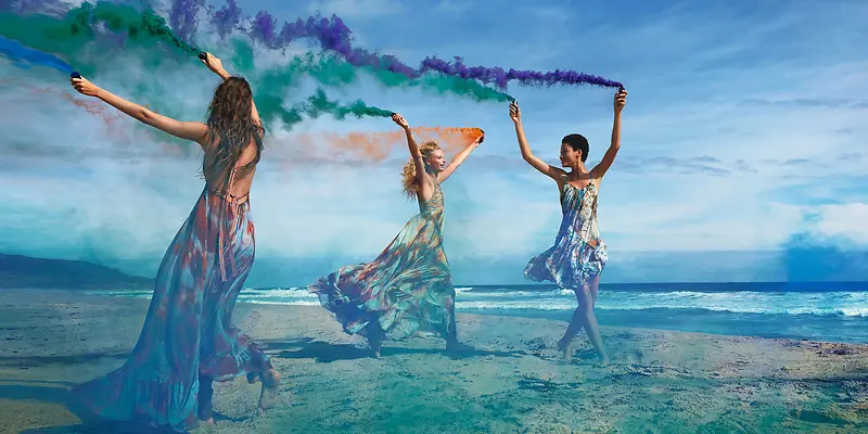沙滩上放烟的美女海报背景