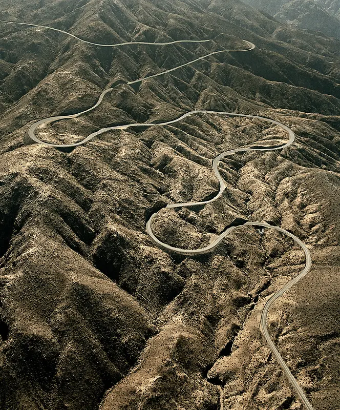 巍峨的山峰上的道路