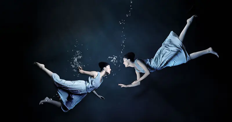 水中的蓝衣女人海报背景