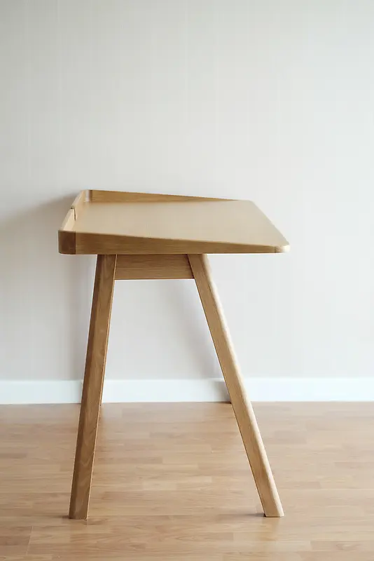 高清木质桌子侧面摄影