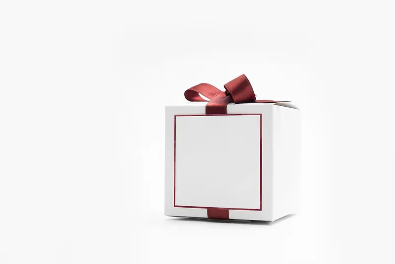 白色的礼物盒及红色的丝带