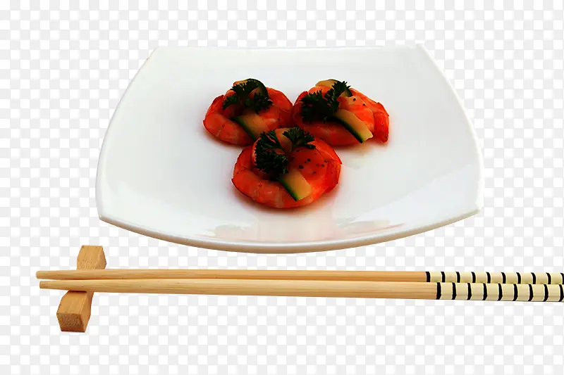 放在盘子上的虾仁筷子