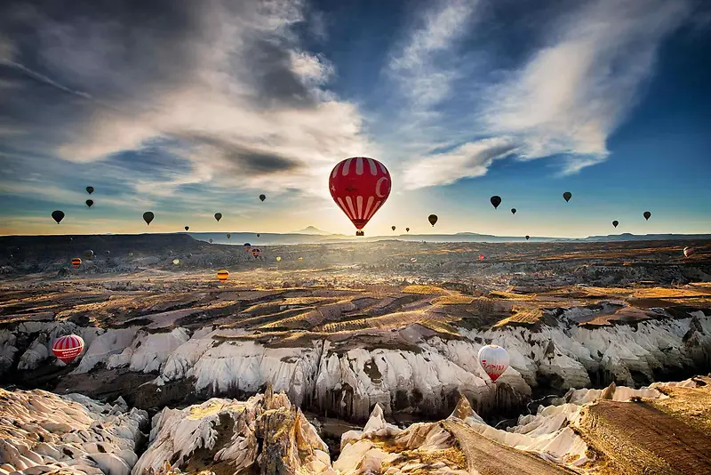 峡谷上的热气球海报背景