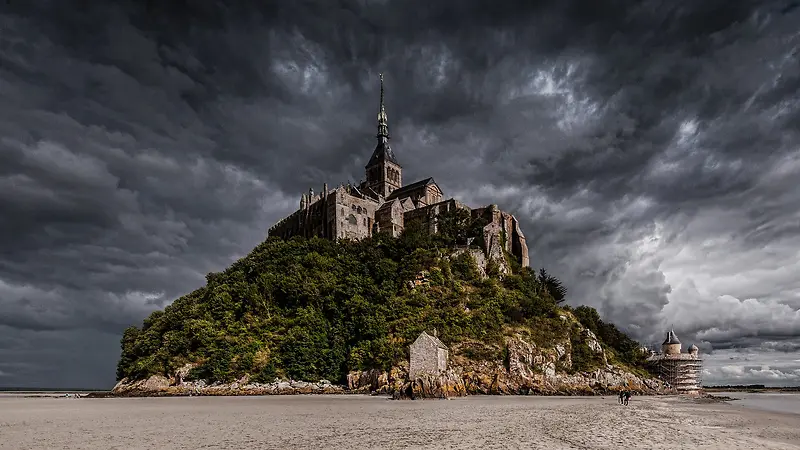 黑云天空下独立的城堡