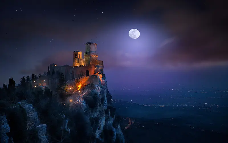 月下魔幻山崖上的城堡