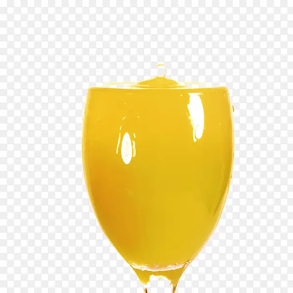 红酒杯内的橙色果汁