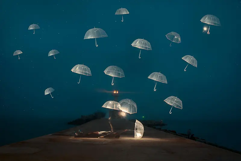 蓝色夜景白色雨伞