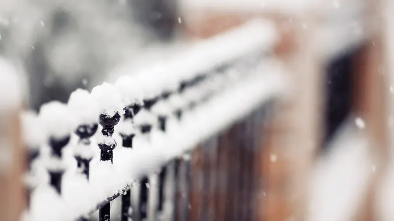 围栏白雪模糊纯洁