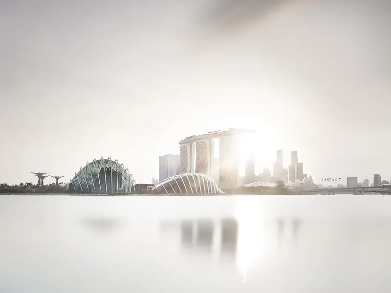 灰色天空阳光城市海水