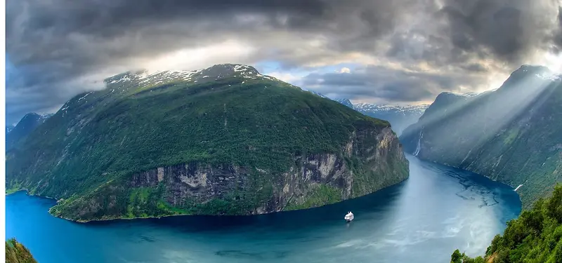 天空山峰河流背景