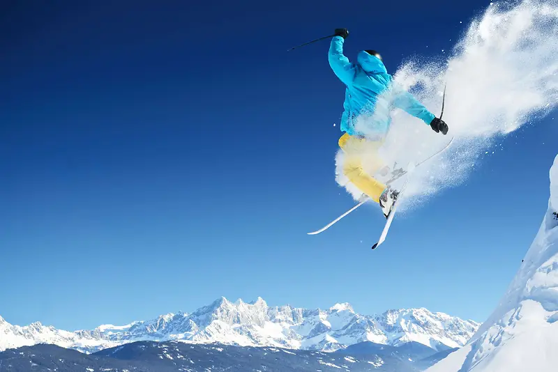 蓝天下滑雪的运动员
