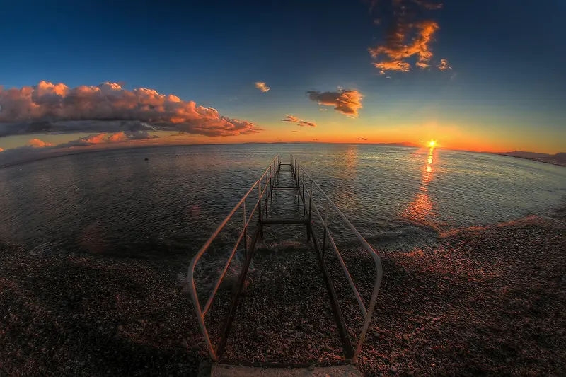 蓝天夕阳海面小桥