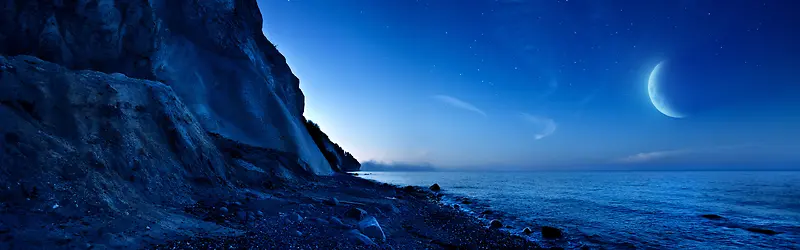 蓝天月牙海面山峰
