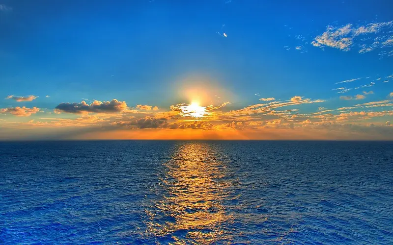 蓝天夕阳下的海水