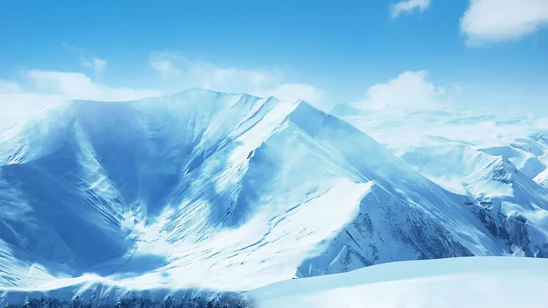 蓝天冷白色雪山山峰