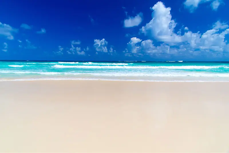 美丽沙滩风景与蓝天白云图片