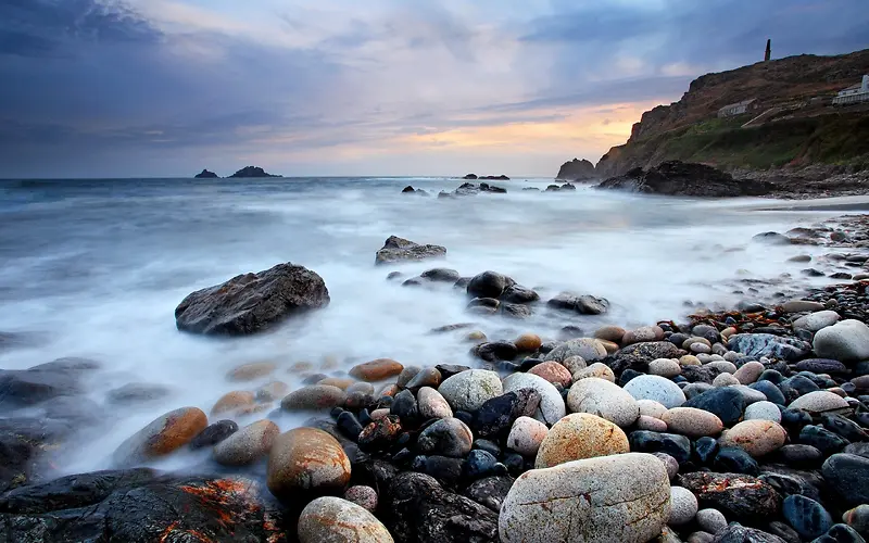 夕阳海边石子图片
