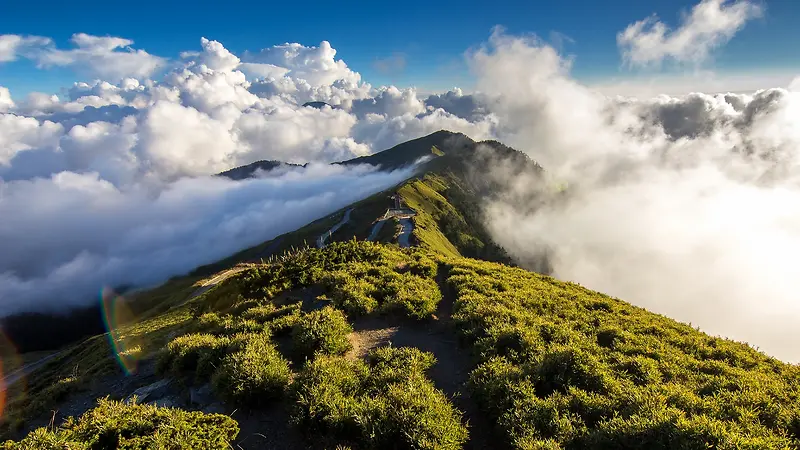 云层中的山脉海报背景