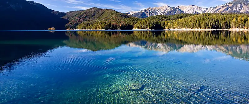 平静湖面背景