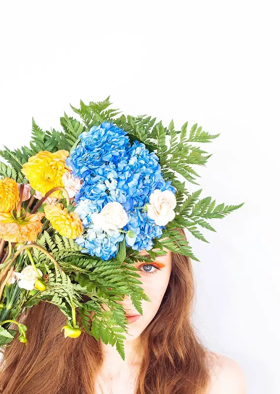 花束遮脸的女人海报背景