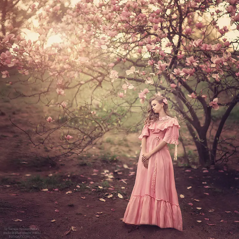 桃花树下的粉色衣服女孩