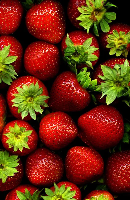 红色大草莓海报设计