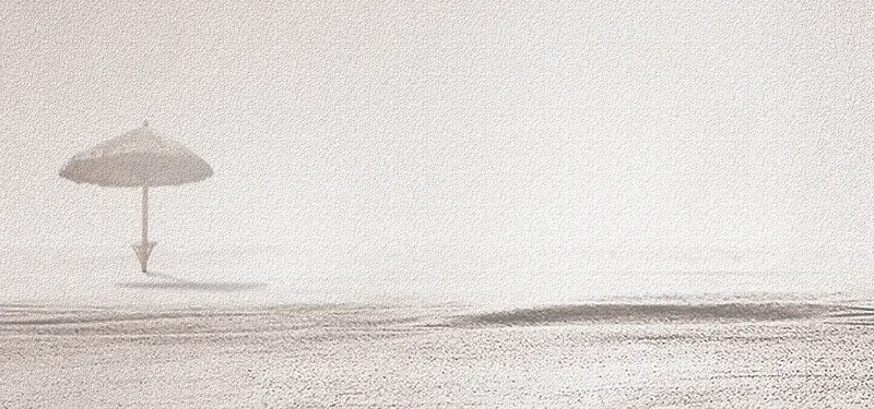 灰色沙漠上的遮阳伞海报背景