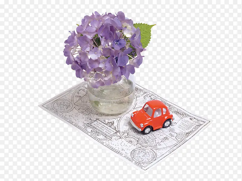 绣球花旁的玩具汽车