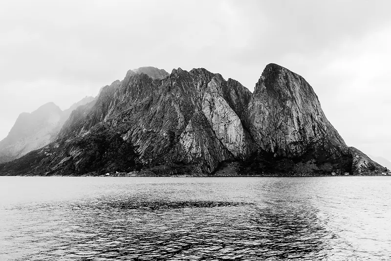 云雾下的山峰海水