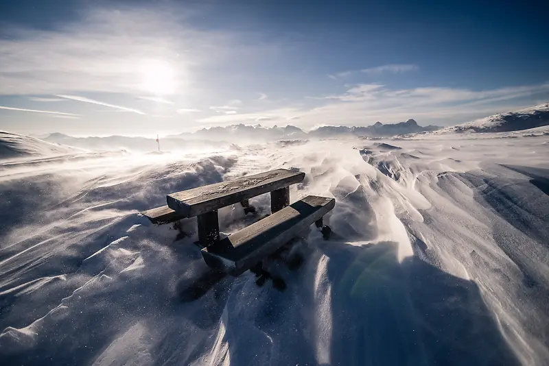冬日白雪纯净长凳