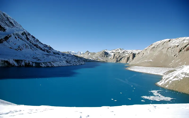 雪山中的海湾海报背景