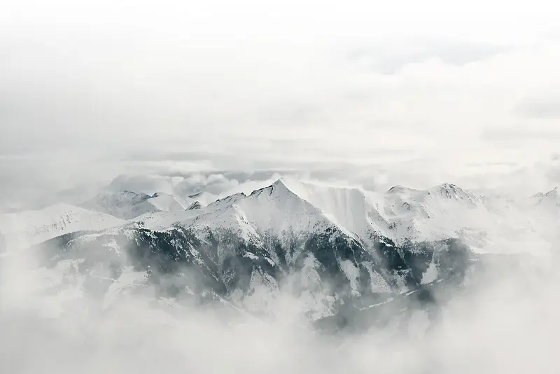 大雾滂沱的雪山山峰