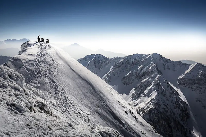 冬季的雪山山涧海报背景