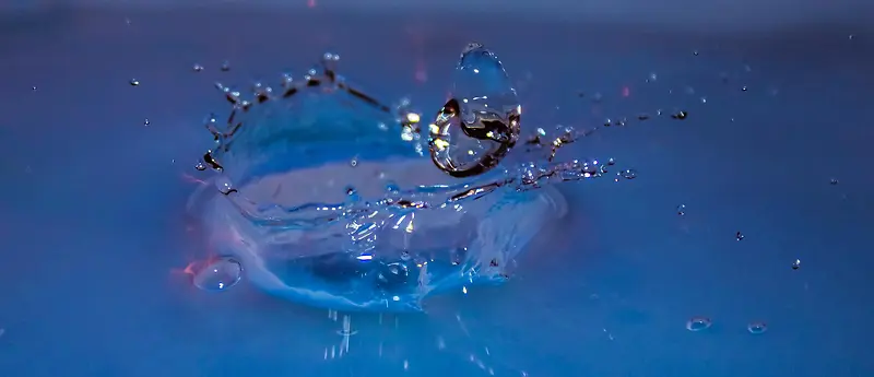 蓝色背景飞扬水花
