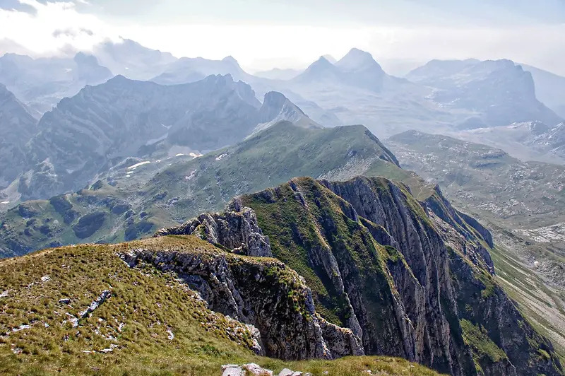 大山最高处景深效果天空摄影