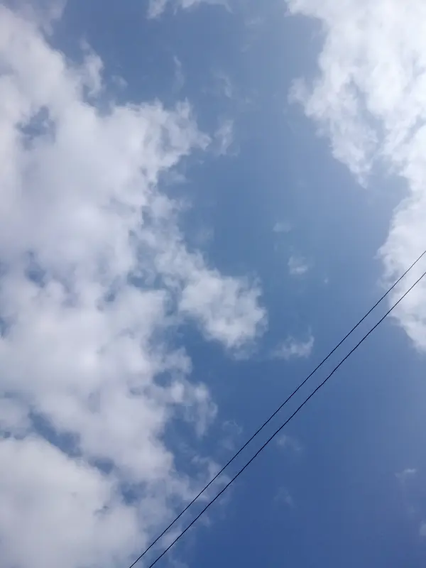 蓝天散云电线