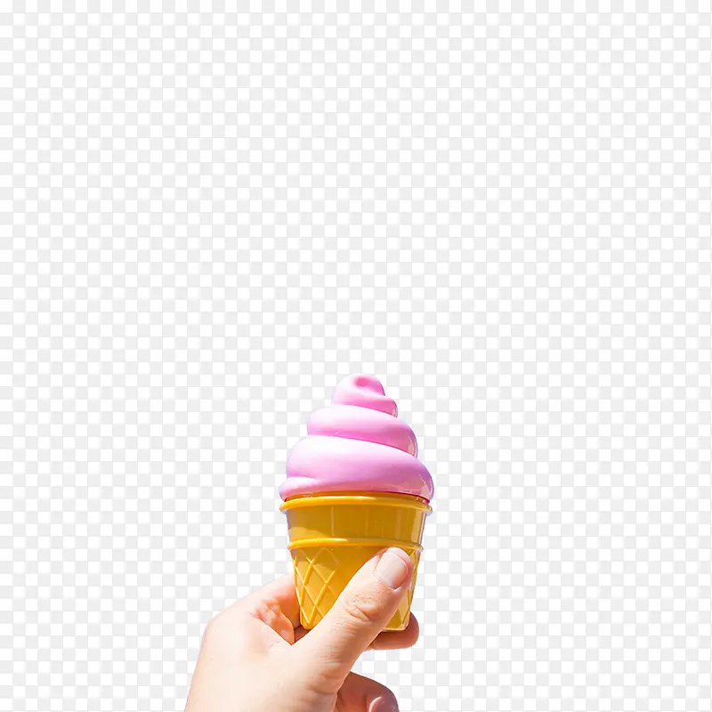手持粉红冰淇淋