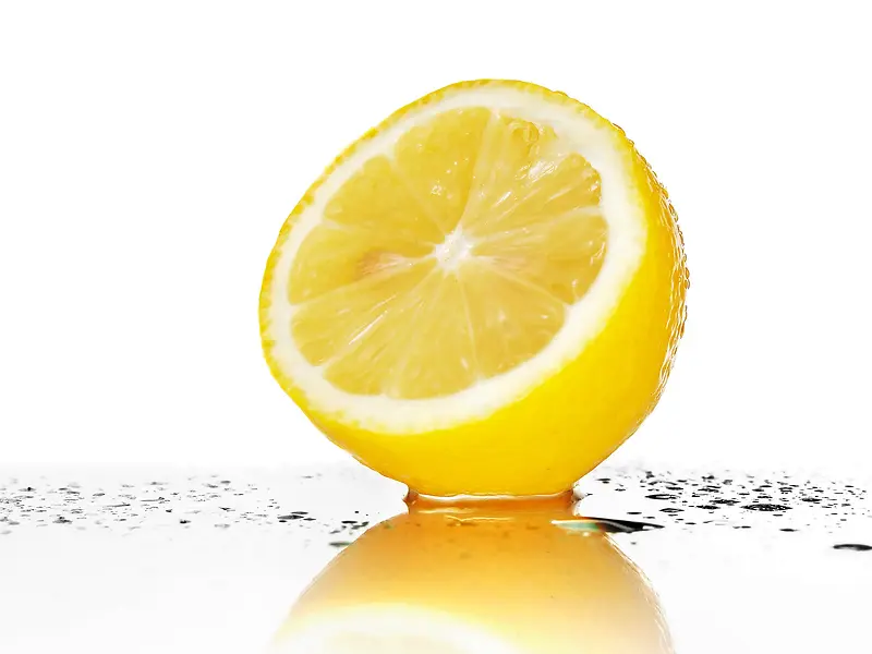 柠檬黄色切半的柠檬