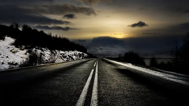 落日雪后的宁静公路