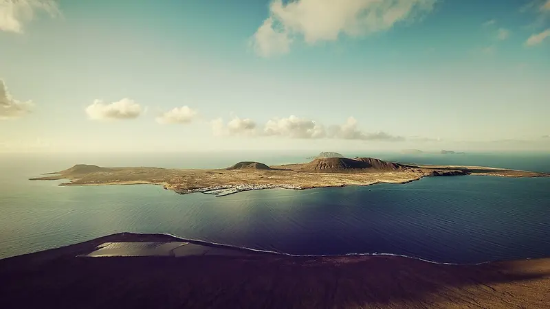 水面上的孤岛荒芜海报背景