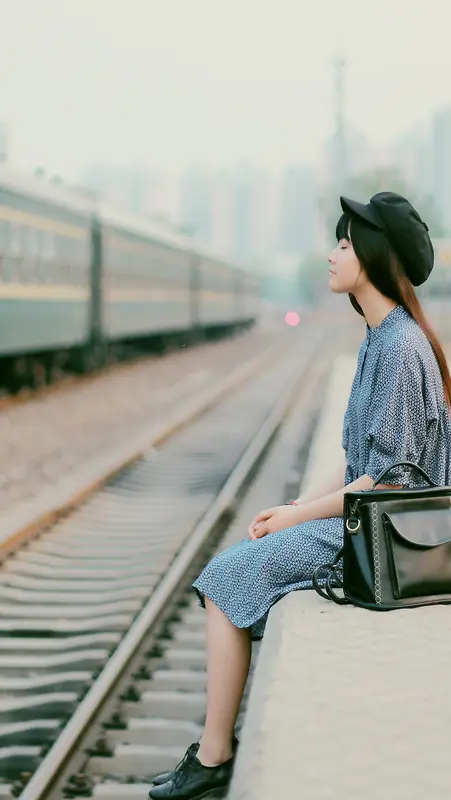 火车站上的女孩海报背景