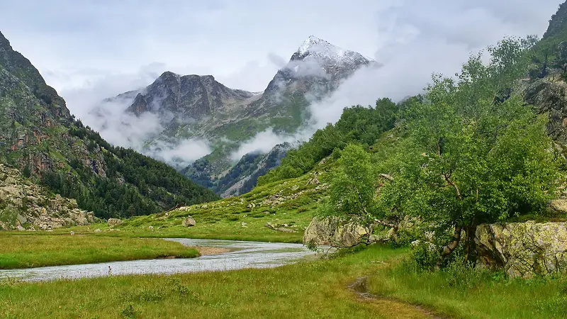 烟雾缭绕的座座山峰