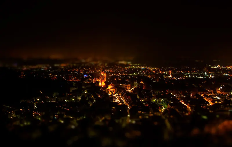 俯瞰夜晚下的城市
