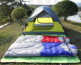 公园里的帐篷和睡袋
