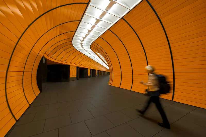 橙色弧形地下走廊