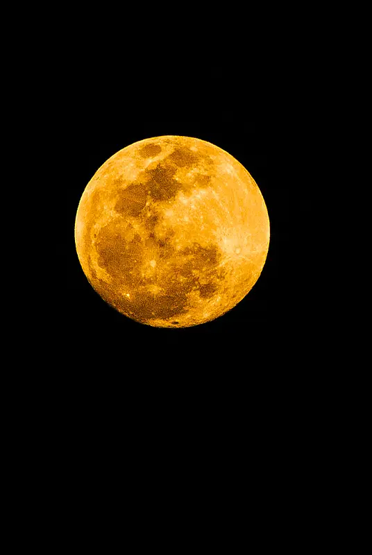 黑夜中的黄色月亮